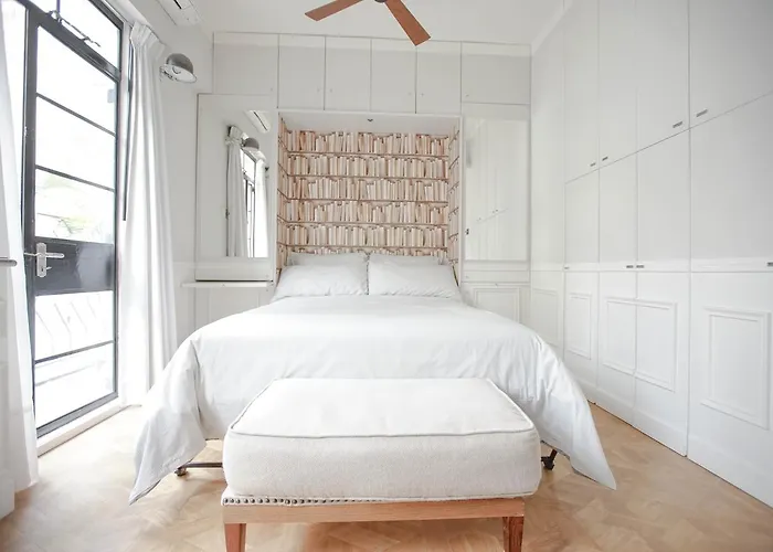 French - Style Cozy Suite In Poho